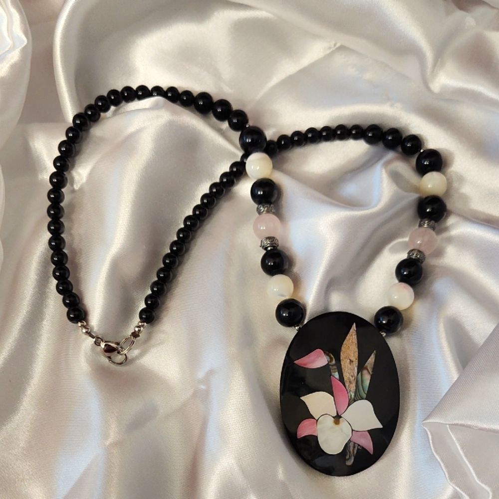 Vintage Unmarked Lee Sands Black Onyx, Inlaid Abolonne, MOP Pendant Necklace